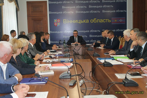 Новини Вінниці / У залі засідань Вінницької ОДА оновили банер. Замінили на зелений (ФОТО)