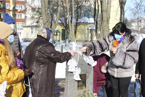 Новини Вінниці / У Вінниці на честь загиблих Героїв провели акцію «Янголи пам’яті» на майдані Небесної Сотні та біля меморіалу Максиму Шимку (ФОТО)