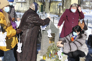 Новини Вінниці / У Вінниці на честь загиблих Героїв провели акцію «Янголи пам’яті» на майдані Небесної Сотні та біля меморіалу Максиму Шимку (ФОТО)