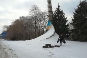 Новости Винницы и области / Шини й барикада на в'їзді до міста: акцію пам’яті у незвичному форматі влаштували активісти у Вінниці (ФОТО, ВІДЕО) / Інформаційний портал На Париже Новини Вінниці / Шини й барикада на в'їзді до міста: акцію пам’яті у незвичному форматі влаштували активісти у Вінниці (ФОТО, ВІДЕО)