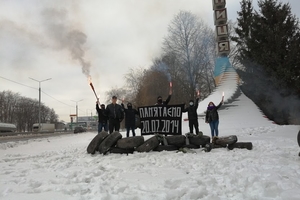 Новости Винницы и области / Шини й барикада на в'їзді до міста: акцію пам’яті у незвичному форматі влаштували активісти у Вінниці (ФОТО, ВІДЕО) / Інформаційний портал На Париже Новини Вінниці / Шини й барикада на в'їзді до міста: акцію пам’яті у незвичному форматі влаштували активісти у Вінниці (ФОТО, ВІДЕО)