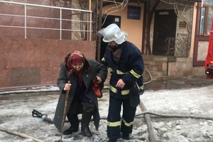 Новини Вінниці / У центрі Вінниці горіла квартира: пожежу гасили майже два десятки рятувальників (ФОТО, ВІДЕО)