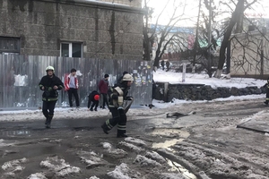 Новини Вінниці / У центрі Вінниці горіла квартира: пожежу гасили майже два десятки рятувальників (ФОТО, ВІДЕО)