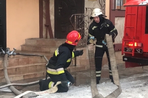 Новини Вінниці / У центрі Вінниці горіла квартира: пожежу гасили майже два десятки рятувальників (ФОТО, ВІДЕО)