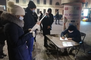 Новини Вінниці / У Вінниці збирають підписи під вимогою до обласної та міської рад висловитись щодо справ політв'язнів (ФОТО, ВІДЕО) 