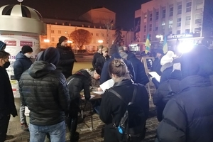 Новини Вінниці / У Вінниці збирають підписи під вимогою до обласної та міської рад висловитись щодо справ політв'язнів (ФОТО, ВІДЕО) 