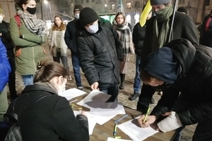 Новини Вінниці / У Вінниці збирають підписи під вимогою до обласної та міської рад висловитись щодо справ політв'язнів (ФОТО, ВІДЕО) 