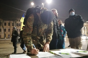 Новини Вінниці / У Вінниці збирають підписи під вимогою до обласної та міської рад висловитись щодо справ політв'язнів (ФОТО, ВІДЕО) 