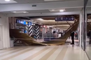 Новини Вінниці / У вінницькому ТРЦ Sky Park впала стеля (ВІДЕО)