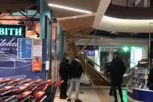 Новини Вінниці / У вінницькому ТРЦ Sky Park впала стеля (ВІДЕО)