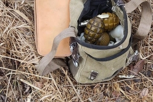 Новини Вінниці / У лісосмузі на Вінниччині виявили схрон зі зброєю та вибухівкою