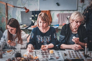 Новини Вінниці / Вінницькі заклади культури створюють унікальні писанки для захисників України