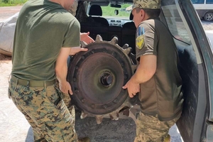 Новини Вінниці / Шестерню від музейного експонату зі Стрижавки вінницькі волонтери передали для відновлення бойової техніки