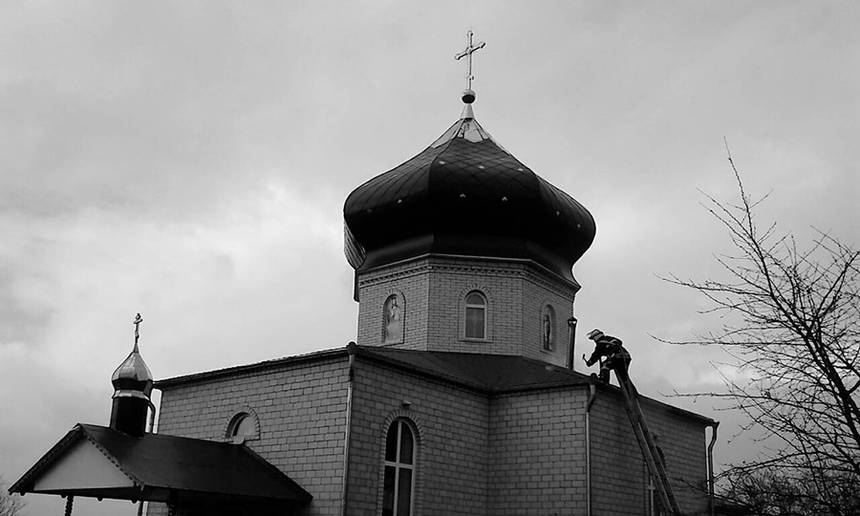 Новини Вінниці /  На Вінниччині серед дня загорілася церква Різдва Пресвятої Богородиці (ФОТО)