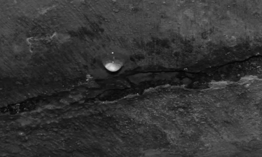 Новини Вінниці / Через дірявий дах багатоповерхівки у квартирі вінничан вода тече зі стелі та по стінах