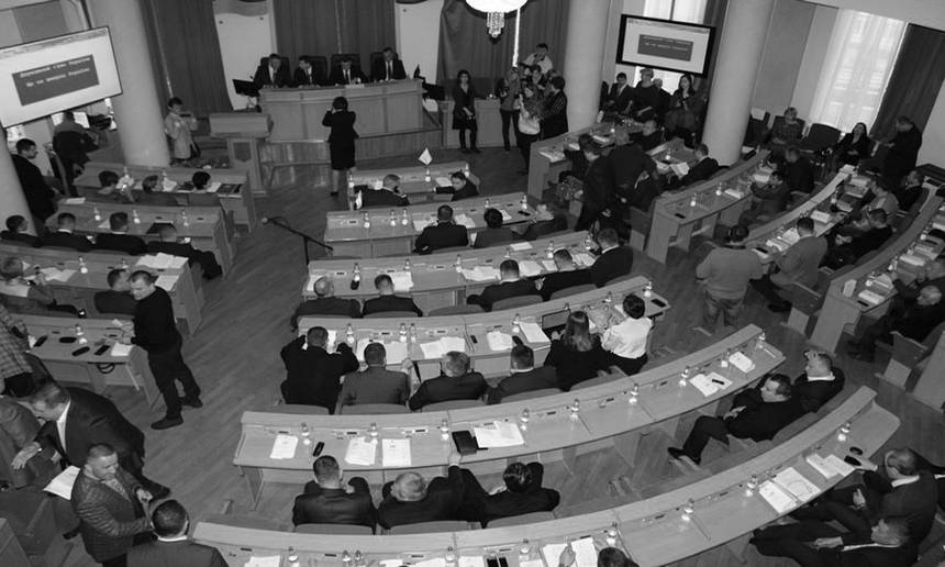 Новини Вінниці / Депутати 1,5 години затверджували порядок денний сесії Вінницької облради. Не поділили "тітушок"(ФОТО)