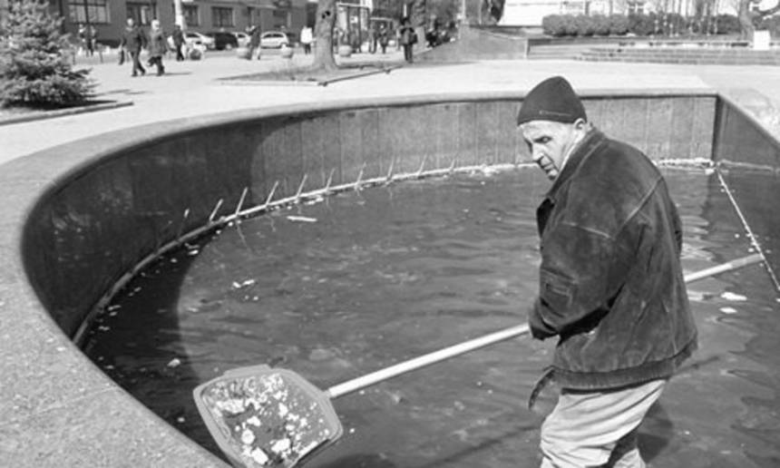 Комунальники готують вінницькі фонтани до чергового сезону, який стартує менш ніж за два тижні / Новости Винницы и области / Інформаційний портал На Париже Новини Вінниці / Комунальники готують вінницькі фонтани до чергового сезону, який стартує менш ніж за два тижні