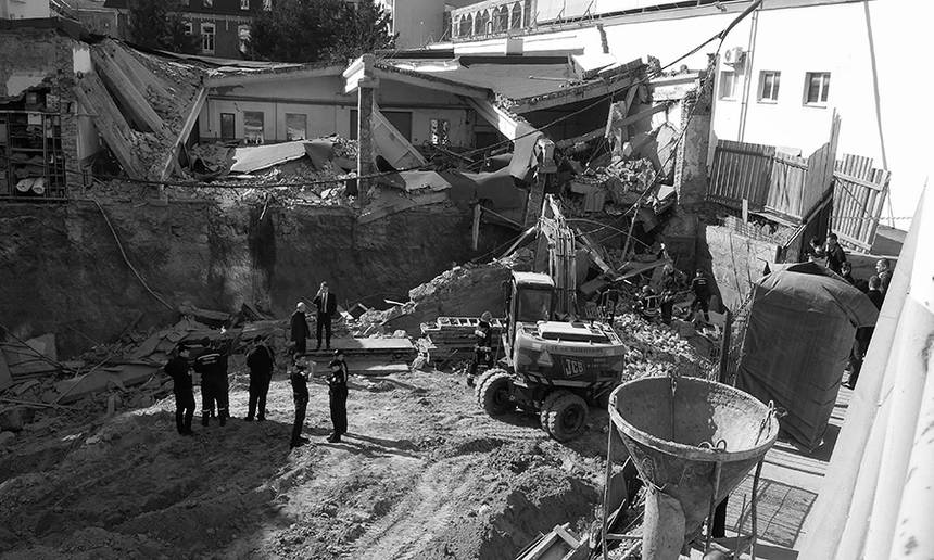 Новини Вінниці / У дворі вінницького готелю «Франція» після обвалу рятувальники винесли трьох постраждалих