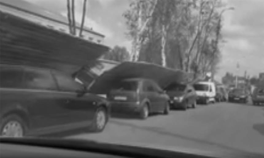 Новини Вінниці / У Вінниці від падіння огорожі постраждало до десятка автівок