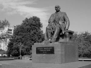 Новини Вінниці / Дівчинку, на яку впала плита біля пам’ятника Михайлу Коцюбинському, прооперували