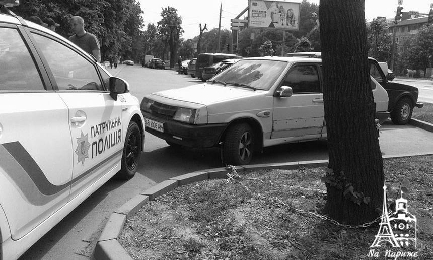 Новини Вінниці / І ланцюг не допоміг: у Вінниці скандальну «дев’ятку» таки забрали на штрафмайданчик за майже півмільйонний борг