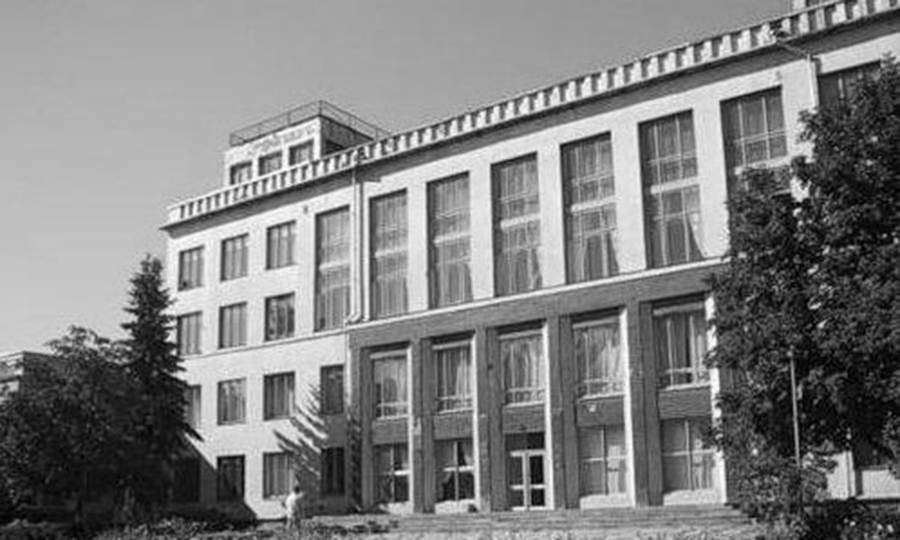 Новини Вінниці / За 19 мільйонів: у Вінниці біля Палацу дітей та юнацтва зводять футбольне поле з трибунами (ВІДЕО)