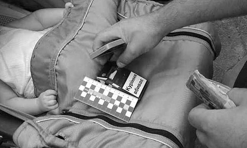 Новини Вінниці / Молода вінничанка у дитячому візку перевозила коноплю та шприци з «ханкою»