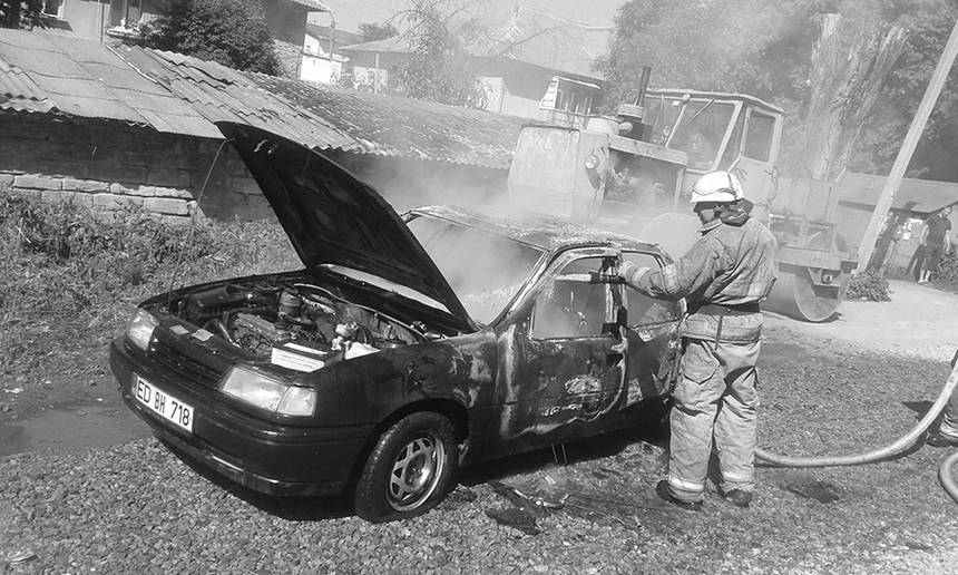 Новини Вінниці / Коротке замикання: у Могилів-Подільському спалахнув Opel Vectra (ФОТО)