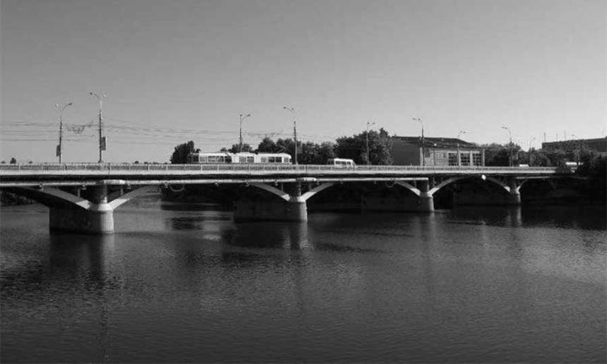 Новини Вінниці / У Вінниці нетвереза жінка намагалася стрибнути з Центрального мосту