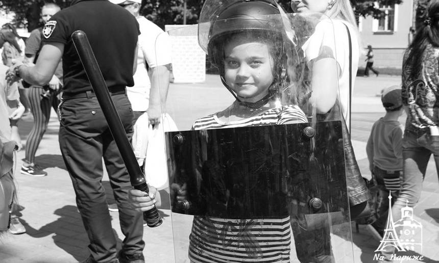 Новини Вінниці / З нагоди іменин Національної поліції вінницькі копи влаштували свято для дітей та написали казку про «КОПтигорошка»