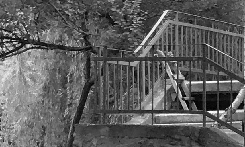 У Ладижині через проливні дощі обвалилися сходи до лікарні / Новости Винницы и области / Інформаційний портал На Париже Новини Вінниці / У Ладижині через проливні дощі обвалилися сходи до лікарні