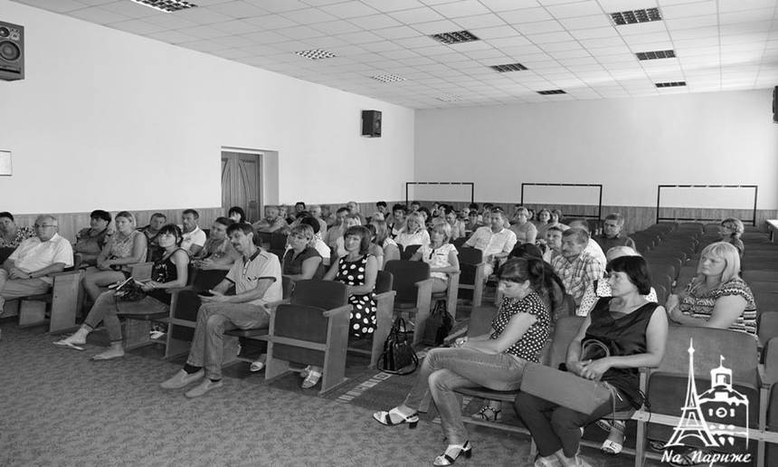 Новини Вінниці / На Вінниччині вчителі та батьки учнів вийшли на мітинг проти оптимізації сільської школи, де навчається менше півсотні дітей