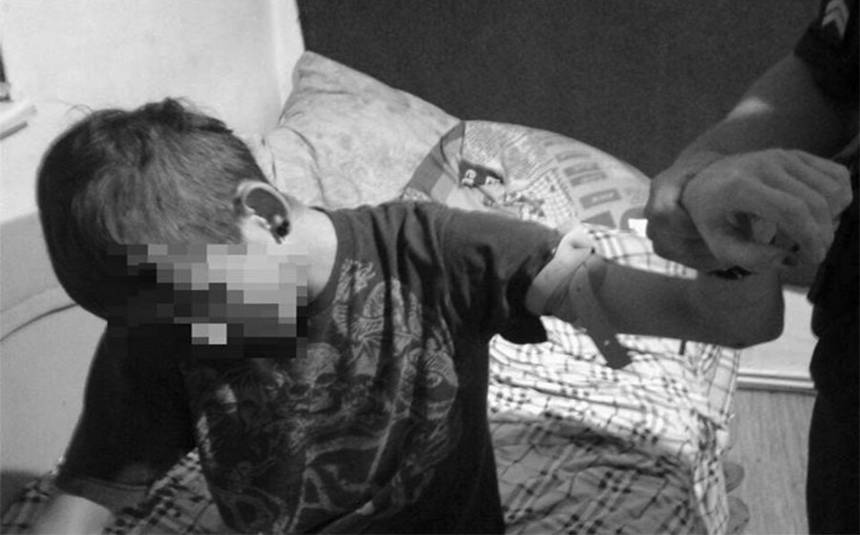 Новини Вінниці / Демонстративна спроба самогубства: вінничанин намагався налякати патрульних канцелярським лезом