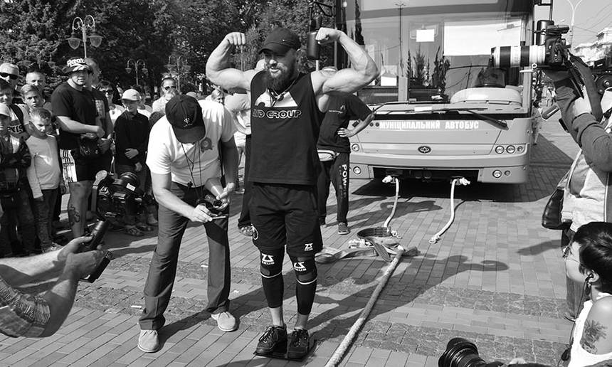 Новини Вінниці / Вінничанин встановив рекорд: перетягнув два автобуса