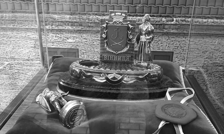 Новини Вінниці / Вінницький історик Федоришен пояснив, чому церемонійну печатку Вінниці передали не міському голові, а секретарю міськради, хто автор клейнод міста та як їх використовуватимуть