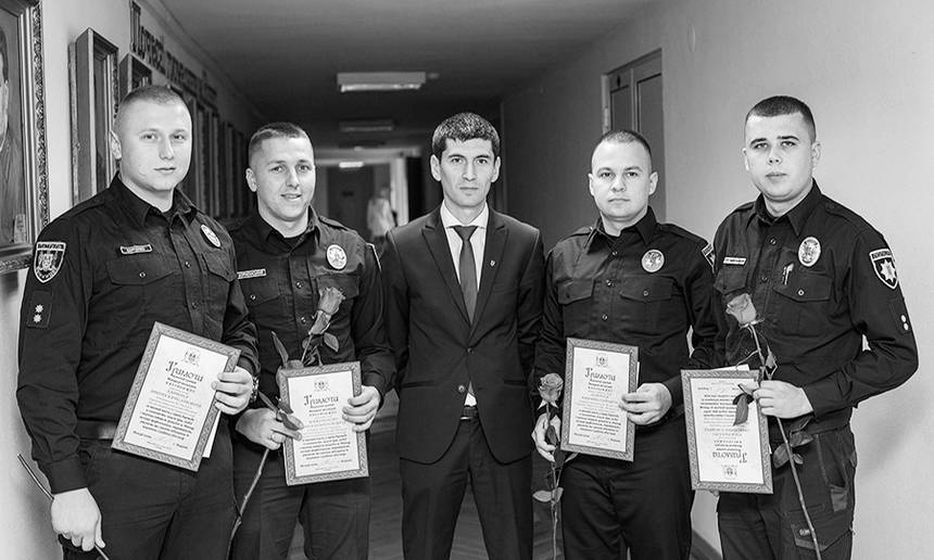 Новини Вінниці / У мерії Вінниці вручили премії патрульним, які затримали велосипедиста-стрільця