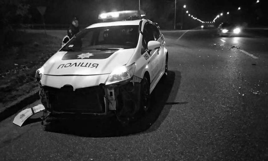 Новини Вінниці / У Вінниці п’яний генерал головою вдарив патрульного в ніс, а ще розбив поліцейський Prius 