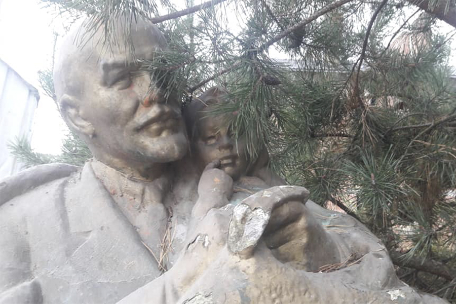 Новини Вінниці / У Вінниці знайшли останній пам’ятник Леніну. Спочивав під соснами