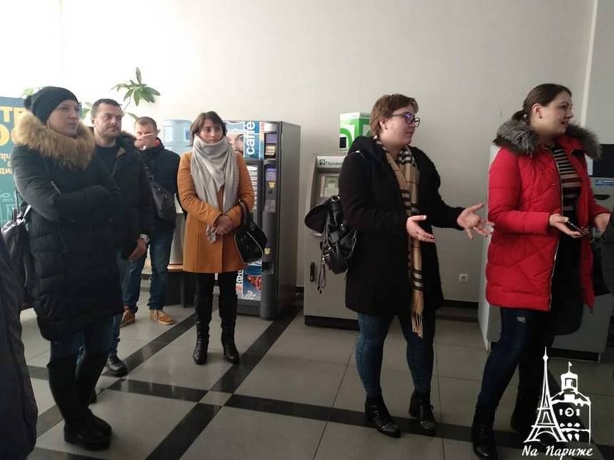 Муніципальний будинок на Петра Запорожця залишили без світла. Мешканці прийшли до мерії / Новости Винницы и области / Інформаційний портал На Париже Новини Вінниці / Муніципальний будинок на Петра Запорожця залишили без світла. Мешканці прийшли до мерії