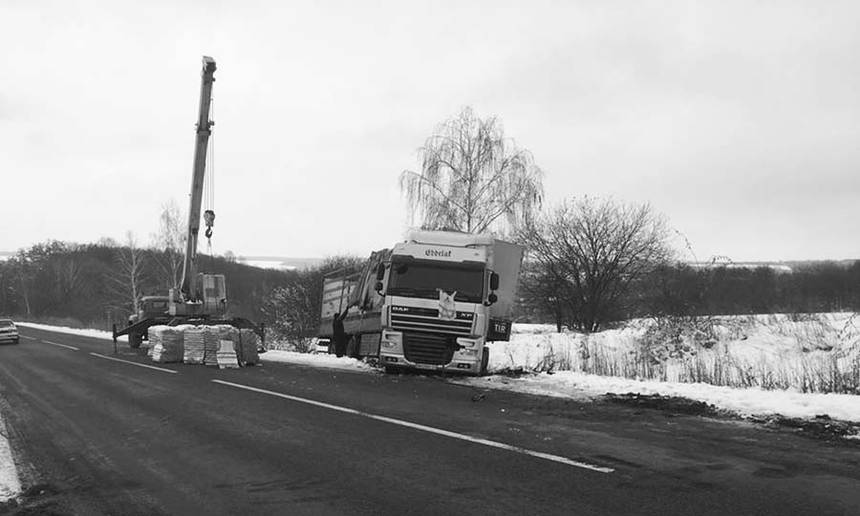 На Жмеринщині у льодову пастку потрапила фура з цеглою (ФОТО) / Новости Винницы и области / Інформаційний портал На Париже Новини Вінниці / На Жмеринщині у льодову пастку потрапила фура з цеглою (ФОТО)