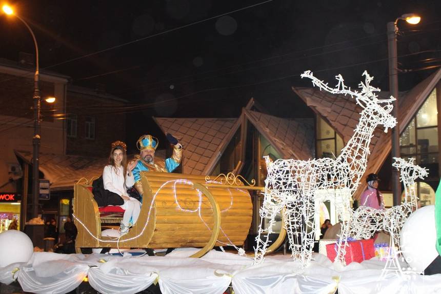 Новини Вінниці / У Вінниці запрацювала резиденція Миколая та Санта-Клауса. Святий приїхав на санях, запряжених парою оленів (ФОТО)