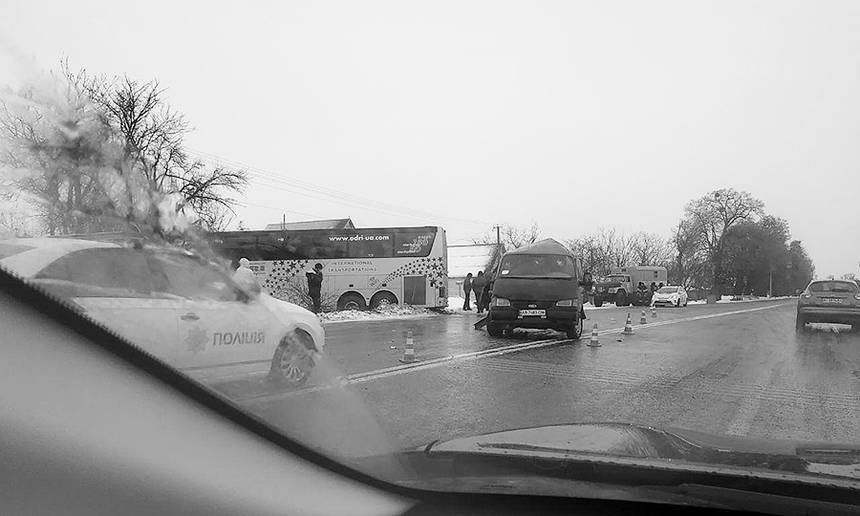 Новини Вінниці / У Літинському районі пасажирський автобус зіткнувся з бусом (ФОТО)