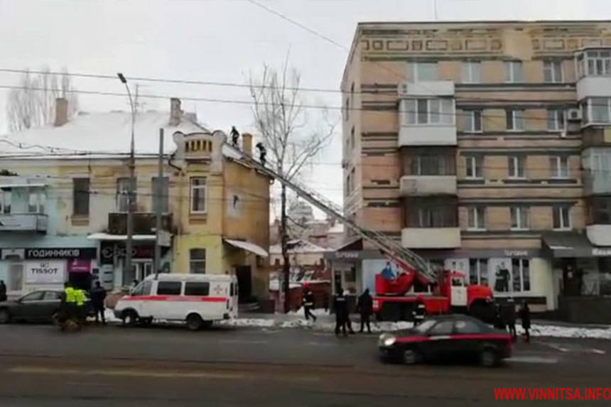 Новини Вінниці / У Вінниці сталася пожежа на горищі сторічного будинку. Чи не визнають його через це аварійним?