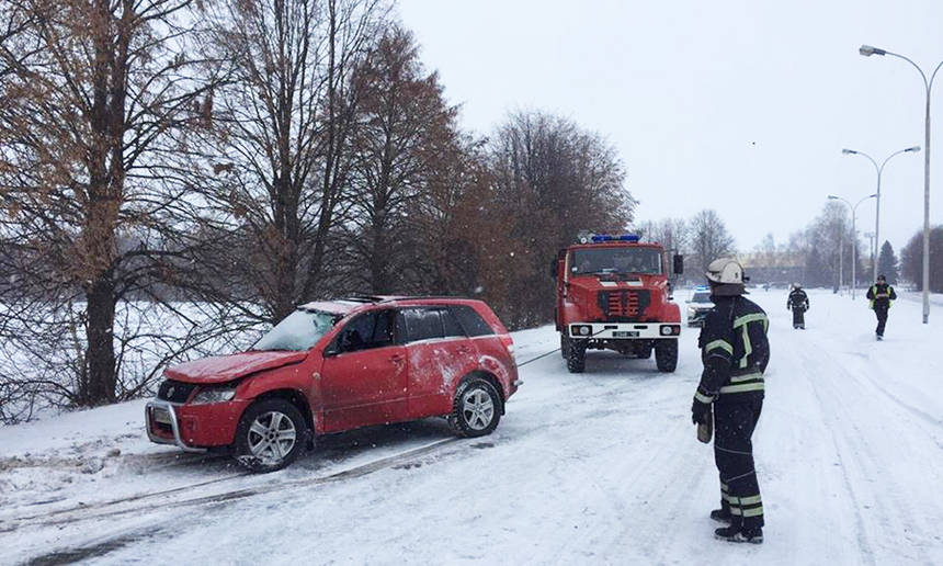 Новини Вінниці / Біля Вінниці легковик злетів у кювет, обійшлося без жертв (ФОТО)