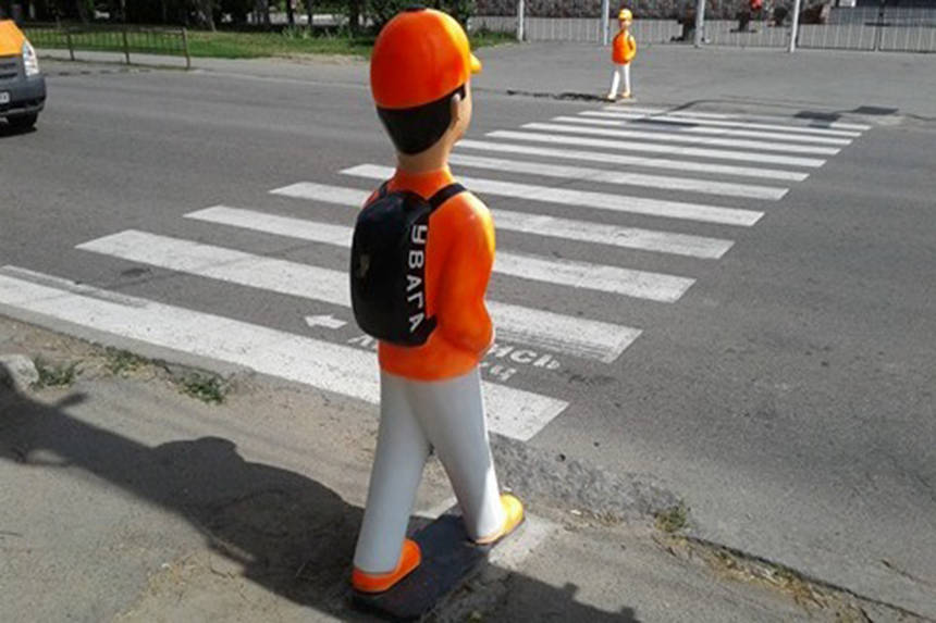 Новини Вінниці / Чому вінницьку мерію закликають забрати фігури «помаранчевих хлопчиків» з пішохідних переходів?