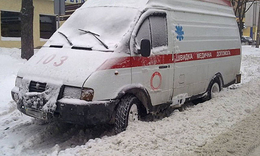Новини Вінниці / У Погребищі у снігу застрягла швидка з хворим малюком