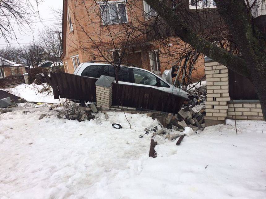 Новини Вінниці / У Вінниці легковик влетів у паркан приватного будинку