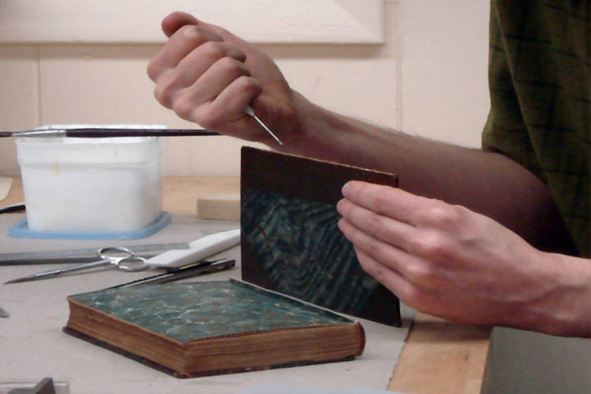 Новини Вінниці / Нове життя старим фоліантам: у Вінниці реставрують книги