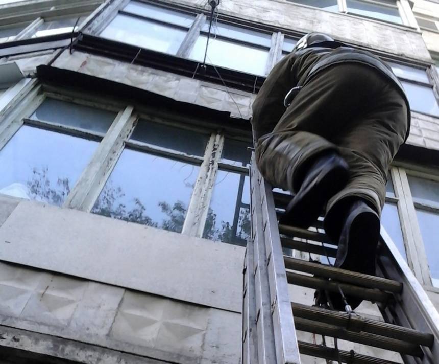 Новини Вінниці / У Вінниці рятувальники допомогли жінці викликати швидку за допомогою автовишки 