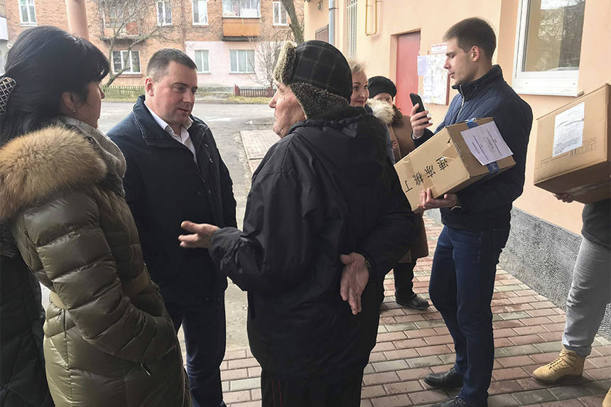 Депутати від БПП Дмитро Чаленко і Алла Власюк забезпечили реагентами амбулаторію у вінницькому мікрорайоні Олієжир / Новости Винницы и области / Інформаційний портал На Париже Новини Вінниці / Депутати від БПП Дмитро Чаленко і Алла Власюк забезпечили реагентами амбулаторію у вінницькому мікрорайоні Олієжир